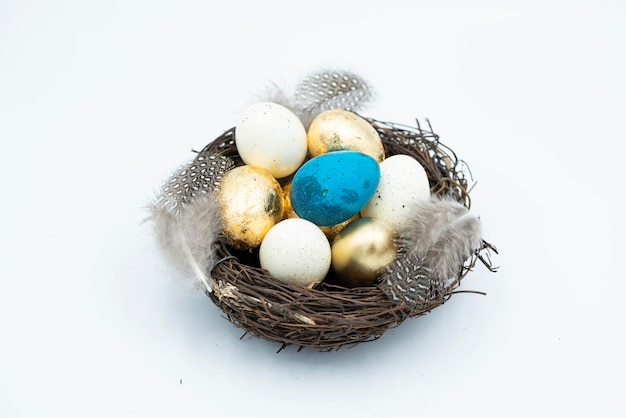 Nest, gouden en witte paaseieren