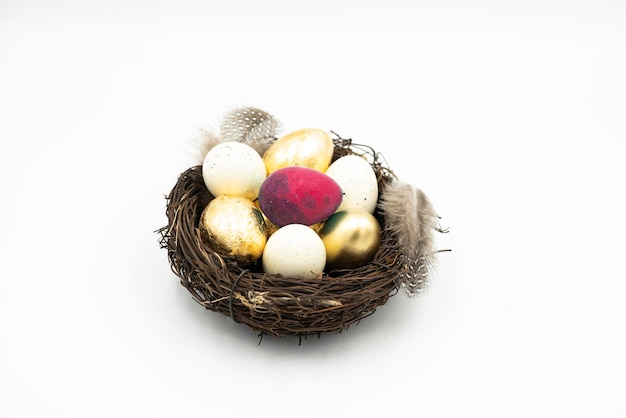 Nest, gouden en witte paaseieren