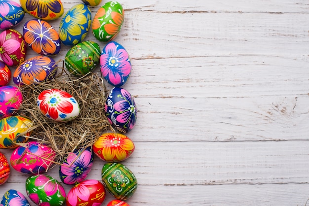 Foto nest met kleurrijke paaseieren