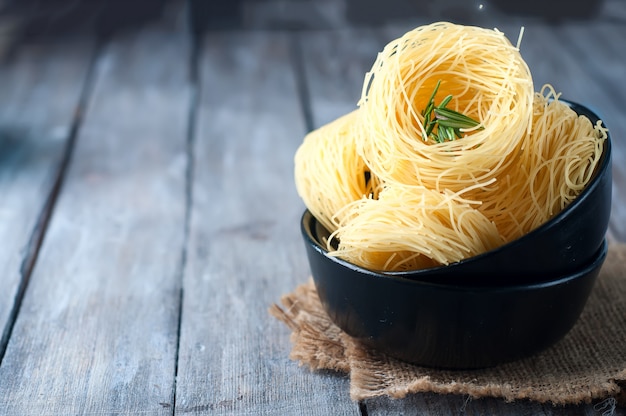 nest pasta in een kom