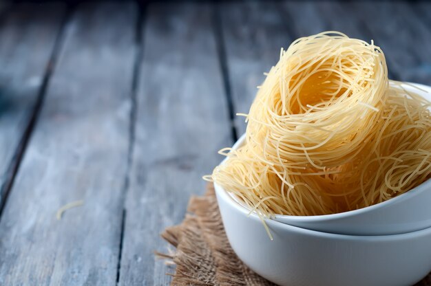 Nest van pasta in een kom