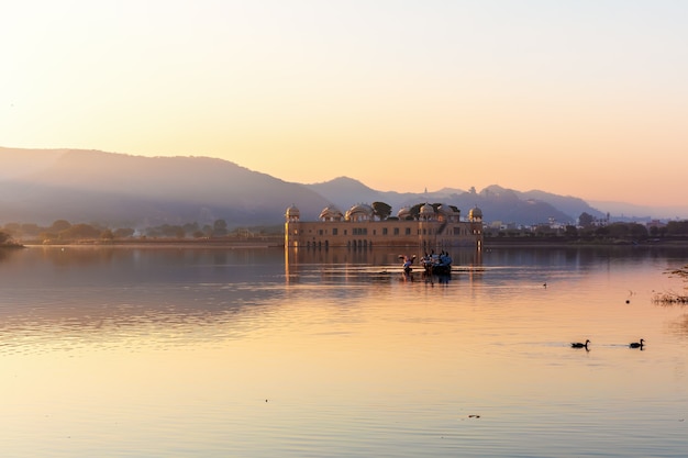 Jal Mahal Palace, Amer, Jaipur, Rajasthan, India의 Man Sagar Lake에 둥지를 틀고 있습니다.