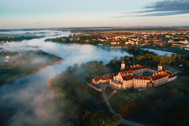 Nesvizh Castle is een woonkasteel van de familie Radziwill in Nesvizh, Wit-Rusland, prachtig uitzicht in de zomer tegen de blauwe lucht.