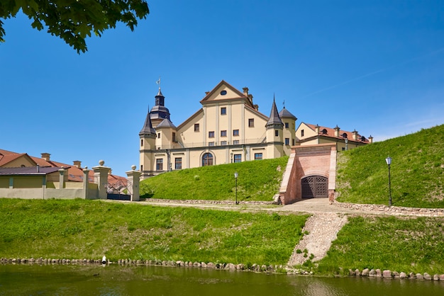 Nesvizh kasteel in zomerdag met blauwe hemel. Toeristische bezienswaardigheid in Wit-Rusland, cultureel monument