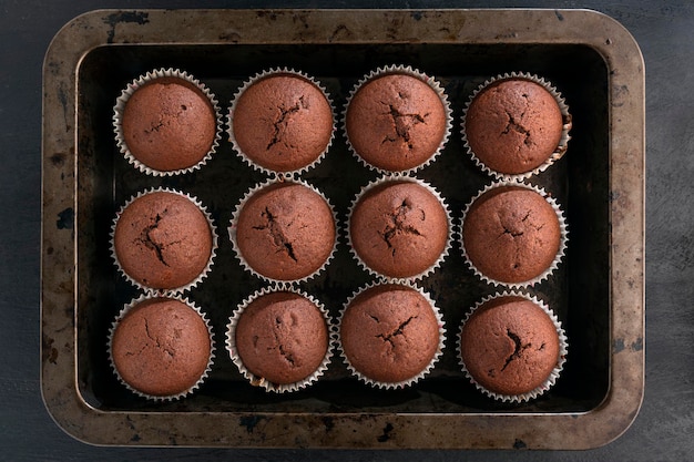 Net gebakken chocolade cupcakes op bakplaat. zelfgemaakte muffins als toetje. bovenaanzicht. detailopname.