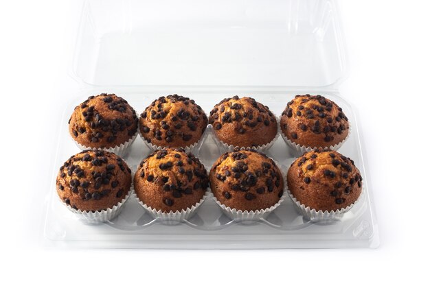 Net gebakken chocolademuffins geïsoleerd op een witte achtergrond