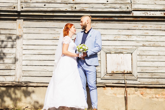 Net getrouwd liefdevolle hipster paar in trouwjurk en pak in het park