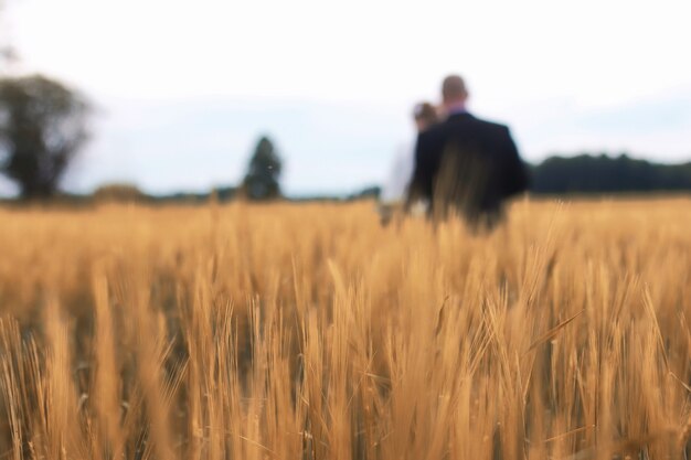 Foto net getrouwde geliefden wandelen in een veld in de herfstdag