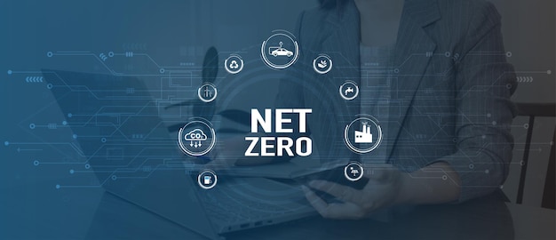 Бизнес-концепция Net Zero Eco Женщины используют компьютер для анализа Net Zero в окружении значка Net Zero