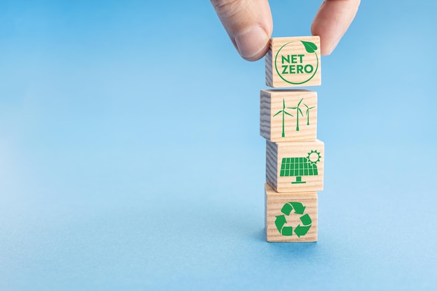 Net Zero en Carbon Neutral Concept Hand houtblok met Net Zero-pictogram bovenop anderen zetten