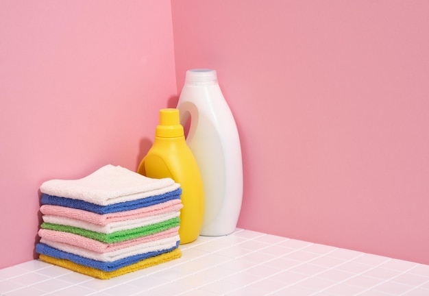 Netheid en concept van huishouden Gewassen handdoeken en wasmiddel Kopieer ruimte voor tekst