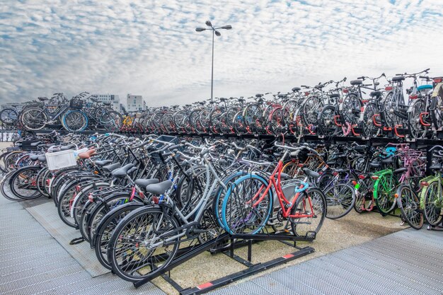 네덜란드 암스테르담 중앙역 근처의 거대한 자전거 주차장에 많은 자전거가 있습니다.