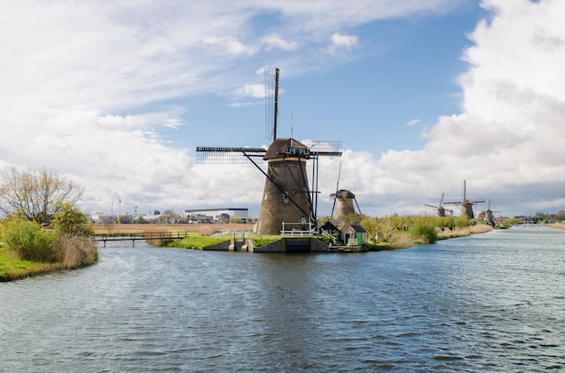 Нидерландский традиционный ландшафт ветрянки на Kinderdijk около Роттердама в Нидерландах.