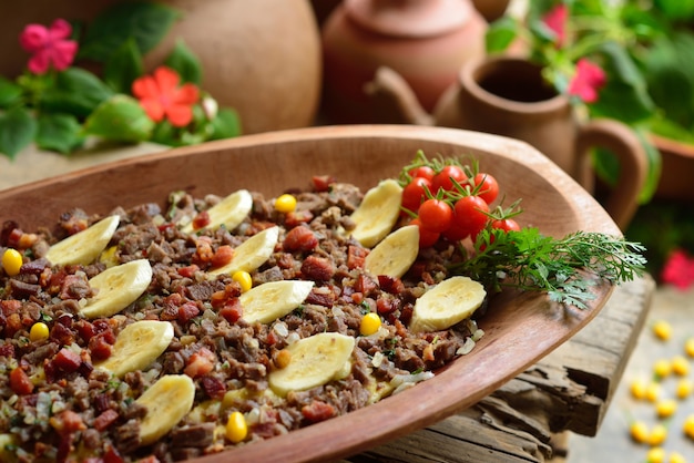 Nette schotel met gedroogd vlees, sperziebonen, bananen en groenten Braziliaans eten