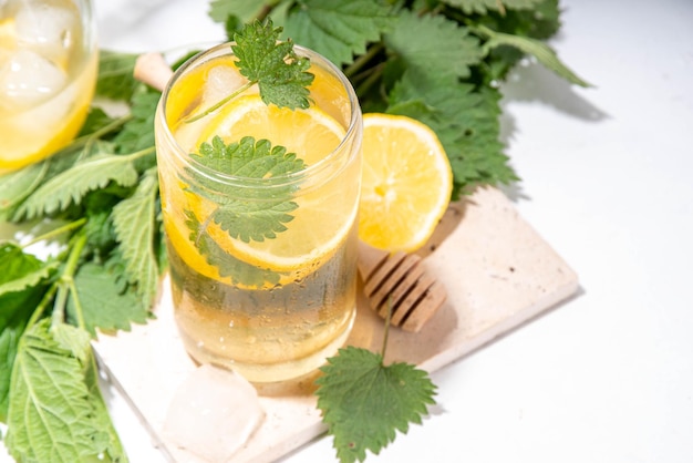 Photo nettle tea cold plant drink iced tea or lemonade