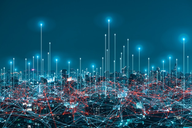 Netwerk digitaal hologram en internet van dingen op stadsachtergrond. 5G draadloze netwerksystemen.