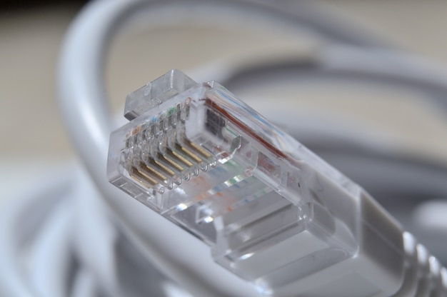 netwerk LAN-kabel wit met een connector rj 45. close-up.