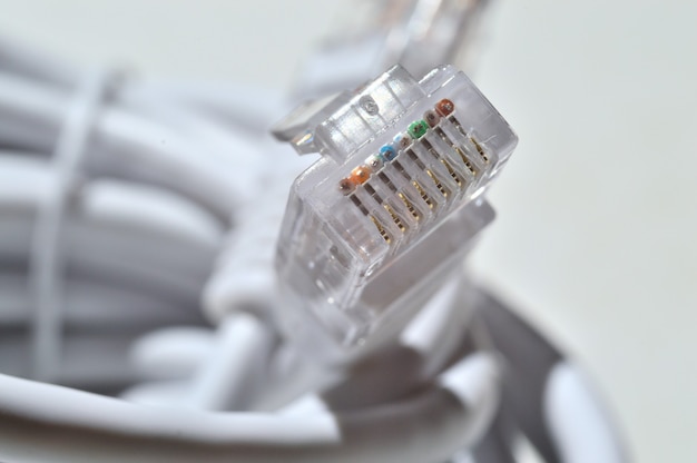 netwerk LAN-kabel wit met een connector rj 45. close-up.