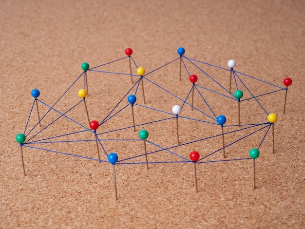 Netwerken Koppeling entiteiten Sociale media Communicatie Netwerken Web van blauwe draad op kurk achtergrond