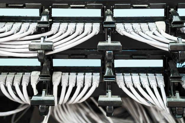 Netwerkpaneel, schakelaar en kabel in datacenter