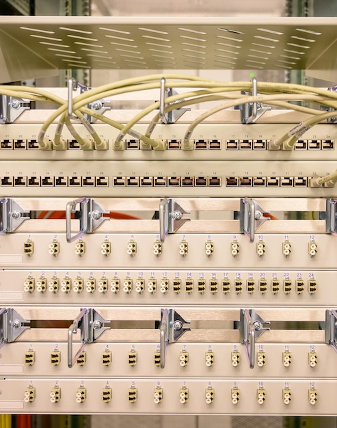 Foto netwerkschakelaar met rj45-netwerkkabel in een datacentrum