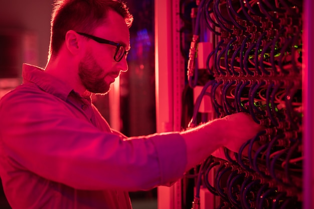 Foto netwerktechnicus die supercomputer bevestigt