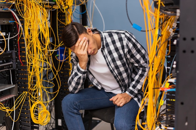 Foto ingegnere di rete che si siede sulla stanza del server