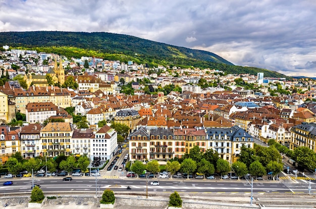 Neuchâtel stad met zijn kerk in Zwitserland