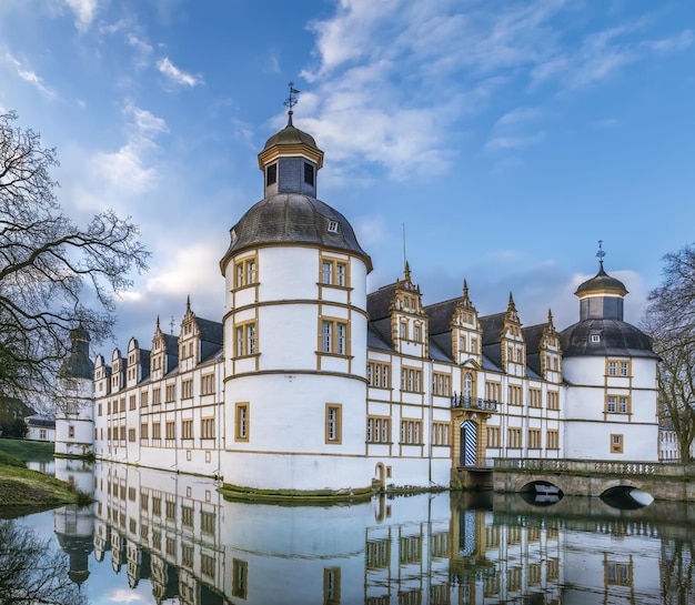 Photo neuhaus castle former residence of bishop princes in north rhine-westphalia paderborn germany