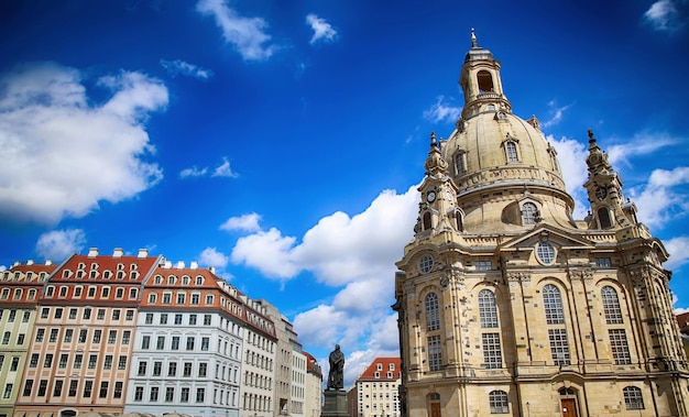 Foto neumarkt-plein in de frauenkirche onze-lieve-vrouwekerk in het centrum van de oude stad in dresden, duitsland