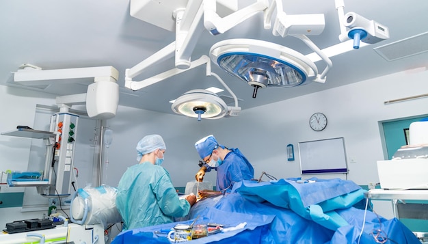신경 외과 의사는 의료 로봇 수술 기계와 함께 운영하고 있습니다 현대 자동화 의료 기기 로봇 기술 장비 기계 팔 신경 외과와 병원의 수술실