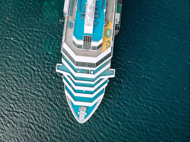 Neus van het blauwe cruiseschip in de zee - bovenaanzicht. De Andamanzee - Luchtfoto. Prachtig zeelandschap