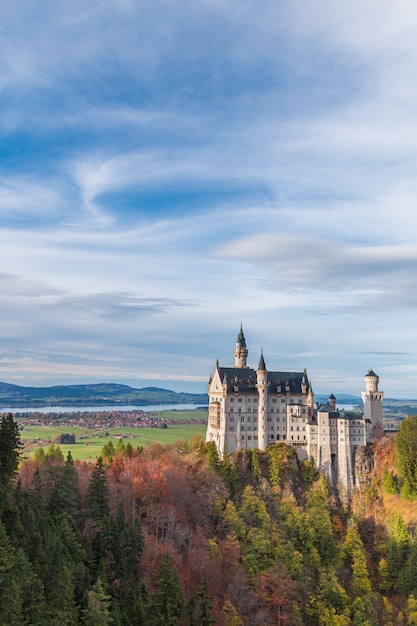 Foto castello di neuschwanstein in autunno, fussen, baviera, germania