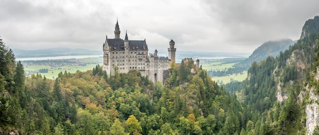 Castello di neuschwanstein sotto il cielo nuvoloso