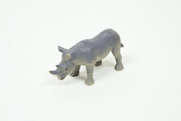 Neushoorn minifiguur geïsoleerd op witte achtergrond. Dierenspeelgoed van kunststof.