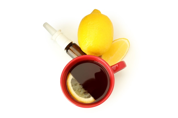 Neusspray, citroen en kopje thee geïsoleerd op een witte achtergrond