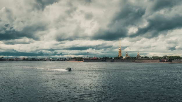 Neva River in St. Petersburg zonder toeristenschepen in juni 2020. De stad is in quarantaine.