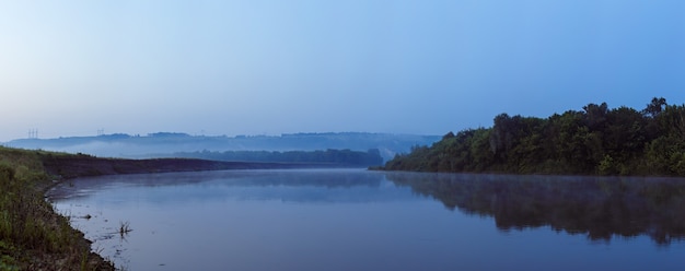 Nevel over het gladde oppervlak van de rivier