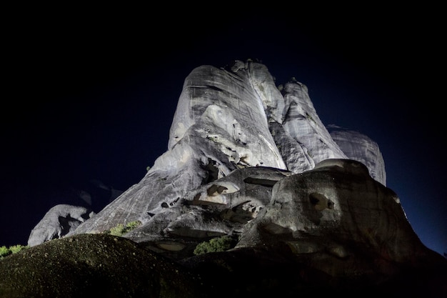 Nevelige lagen van bergen in Meteora dichtbij Kalabaka in nachtlicht Griekenland