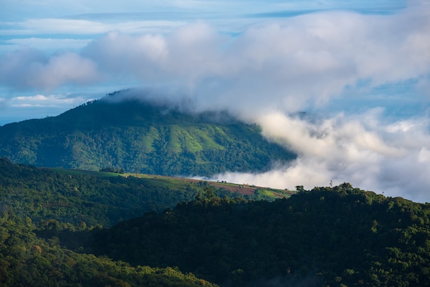 Nevelige wolken bedekken bergen in Thailand.