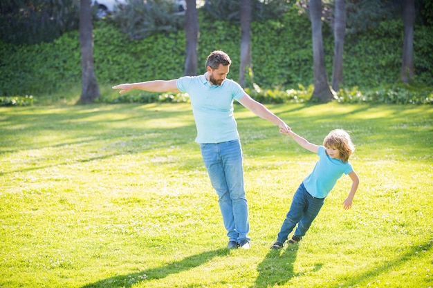 楽しむのをやめないでください。家族の楽しみ。父と息子は夏を屋外で遊ぶ。幸せな男と男の子の子供。子供の頃と親。父の日。