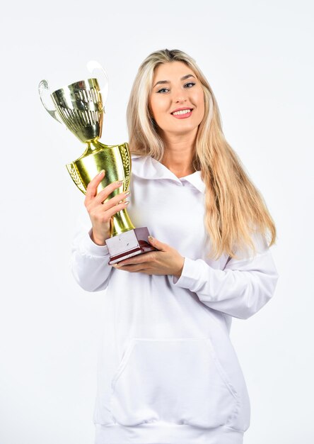 스포츠 성공을 멈추지 않는 성공적인 피트니스 여성 보유 챔피언 컵 수상 이것은 승리 축하 개념 여성 경쟁 우승자 행복한 스포츠우먼이 트로피를 보여주고 있습니다
