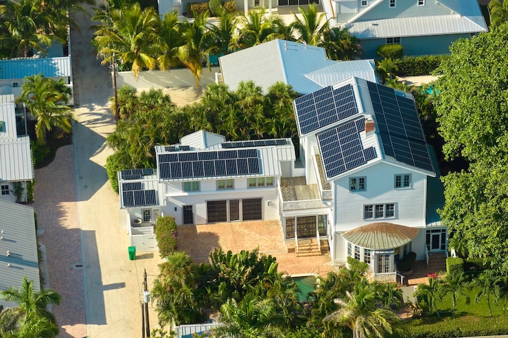 郊外の農村地域でクリーンな電気エネルギーを生成するための太陽光発電パネルで覆われた屋根を持つ新しいアメリカの住宅 自律型住宅への投資の概念