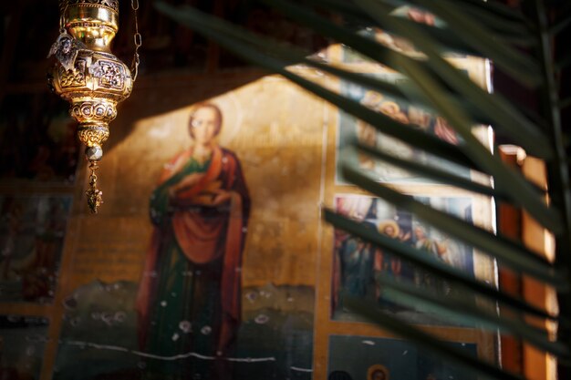 Foto new athos, abchazië georgië mooi interieur en donker geschilderde fresco's van het orthodoxe klooster novy afon, abchazië