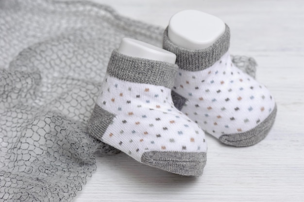 Новые детские носки на белой деревянной доске для новорожденных и младенцев