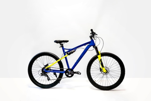 Фото Новый синий велосипед изолирован на белом фоне