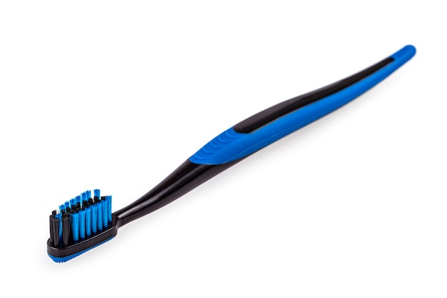 Il nuovo spazzolino blu isolato su sfondo bianco