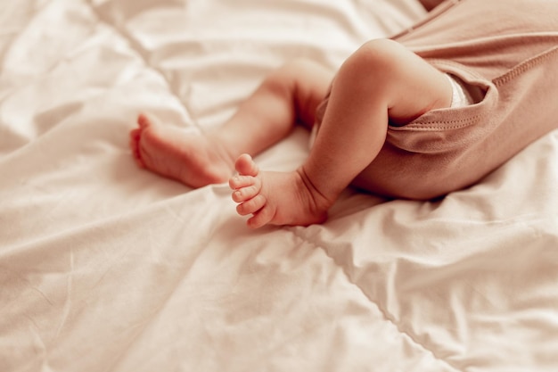 白い背景に生まれたばかりの赤ちゃんの足白い背景に生まれたばかりの赤ちゃんの足の毛布の足赤ちゃんの足出産未熟児新生児は幸せな家族と母性の概念を気にします