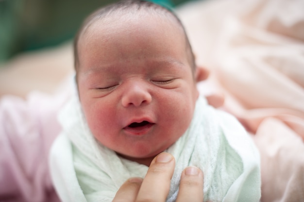 новорожденный ребенок улыбается для своей матери первый день