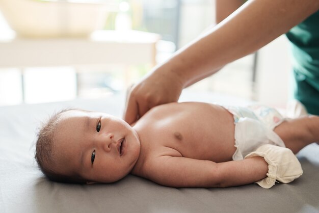 朝お風呂に入る新生児